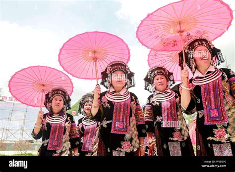 Los Chinos De Etnia Miao Vestidas En Trajes Tradicionales Y Tomar Parte