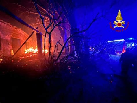 Incendi A Messina E Provincia Fiamme Avvolgono Case E Strutture