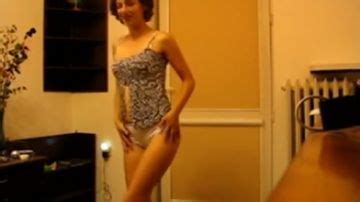 Une Femme Mature Exhibe Son Corps Porn300