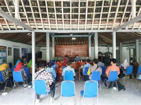 Pembahasan Dan Tinjau Lokasi Ijin Alih Fungsi Tanah Kas Kaluraha