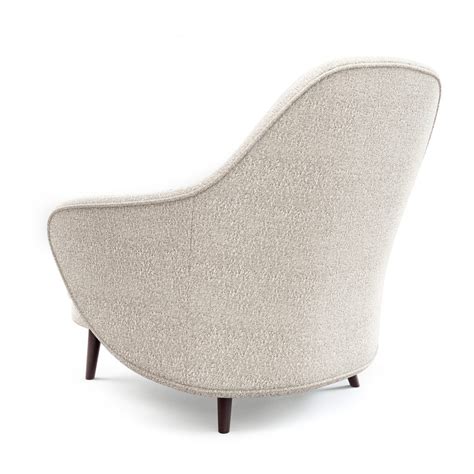 Мягкое дизайнерское кресло с высокой изогнутой спинкой