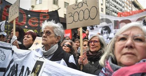 O Que É Negacionista - Protestas contra el acto negacionista organizado por la compañera de ...