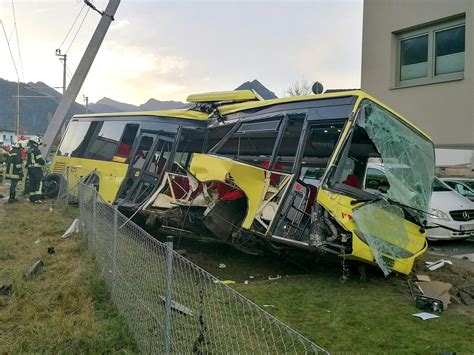 Schulbus in Tirol von Güterzug erfasst Drei Schwerverletzte