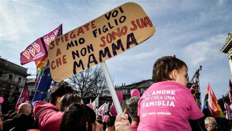 Figli Di Coppie Gay La Procura Di Padova Chiede Al Comune Gli Atti Delle Trascrizioni All