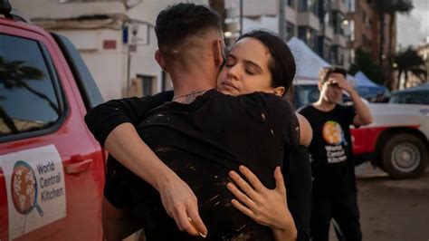 Rosalía repartió alimentos en Valencia a afectados por la DANA Diario