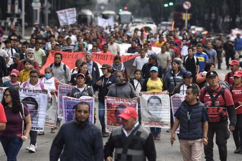 Marchan En Memoria De Los Estudiantes De Ayotzinapa Fotogaler A