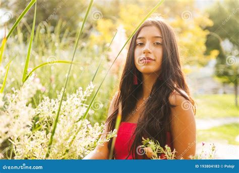 M Oda Dziewczyna Brunetka Latina Z D Ugimi Czarnymi W Osami I Czarnymi Oczami W Czerwonej