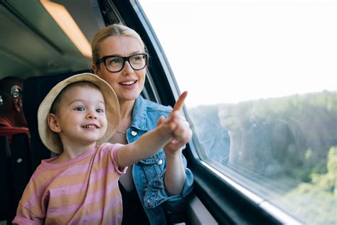 10 trucchi per viaggiare in treno con i bambini in totale serenità