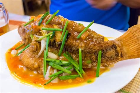 Pescados Fritos En Salsa Con La Cebolla Verde En Una Placa En Un