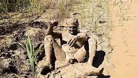 Nude Man Playing In Mud Gay Porn Xhamster