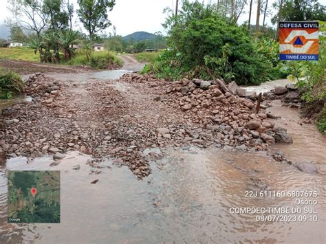 Deslizamentos e quedas de barreiras interditam trânsito na Serra da Rocinha