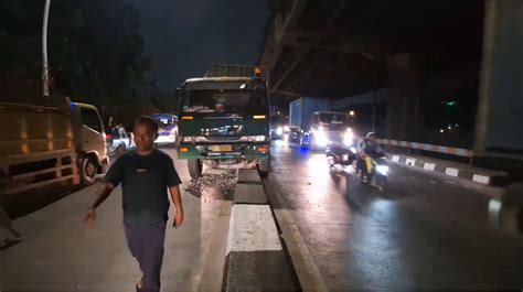 Sopir Mengantuk Mobil Boks Tabrak Truk Kontainer Hingga Tersangkut Ke