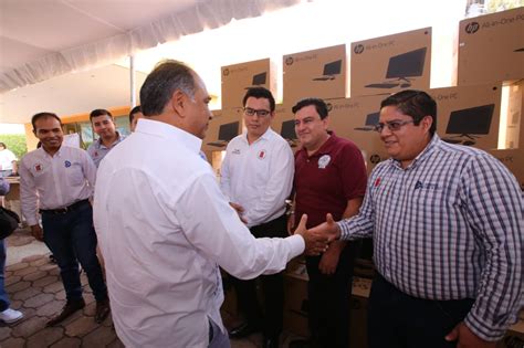 Cumple el Gobernador Héctor Astudillo con la entrega de computadoras a