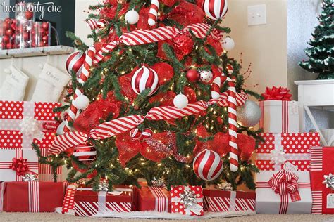 Red and White Christmas Tree - Decorating Ideas