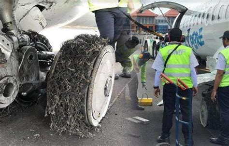 Angkut Penumpang Pesawat Garuda Indonesia Pecah Ban Usai Lepas