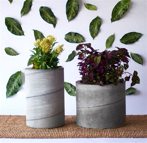 Weekend Project: Make These Large-Scale Modern Round Concrete Planters | Macetas de concreto ...