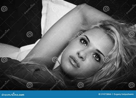 Belle Femme Blonde Sur Le Lit Photo Stock Image Du Magnifique Poup E