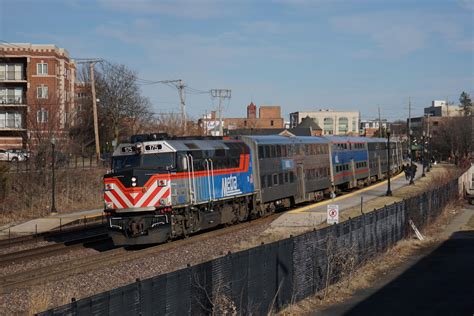 A Metra outbound train stops to let commuters off (3/13) : r/trains