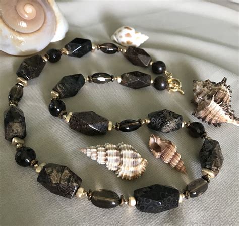 "Черная хризантема" бусы из ракушечника и кварца купить в интернет ...