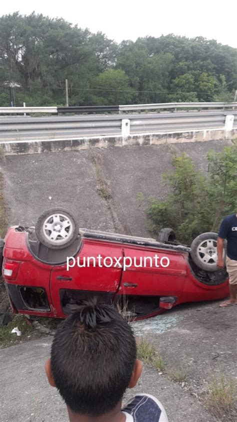 Volcadura De Una Camioneta En Carretera Nacional En Montemorelos