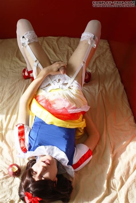 Crossdress Cosplay Snow White And The Sexy Poisoned Apple Xxx Porn