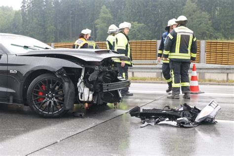 Unfall Auf A Bei Dorfen Am Samstag Ford Kracht In Leitplanke