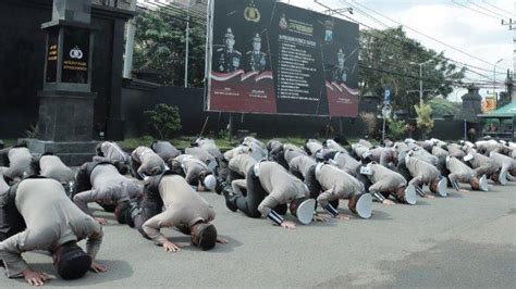 Anggota Polresta Malang Kota Sujud Massal Sebagai Wujud Duka Untuk