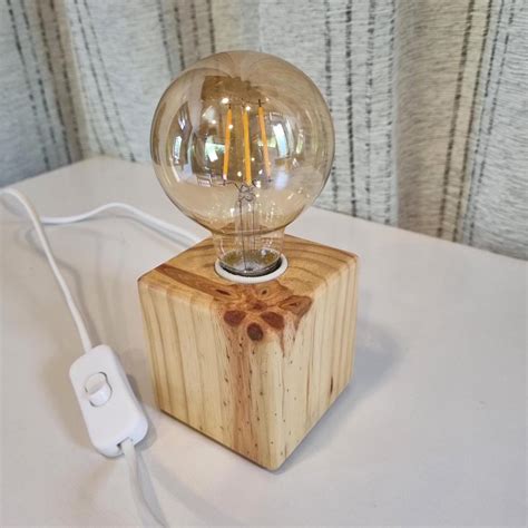 Luminária abajur de mesa mini cubo em madeira natural pinus 8cm Faz a