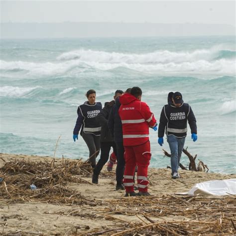 Naufragio Di Migranti In Calabria Si Cercano Ancora I Dispersi Ma Si