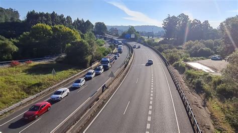 Un accidente entre tres coches y un tráiler en Tui provoca retenciones