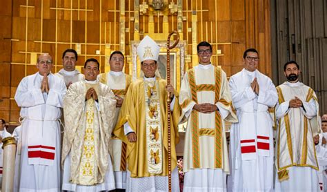 Se Ordena Un Sacerdote Y Dos Di Conos Legionarios De Cristo Regnum