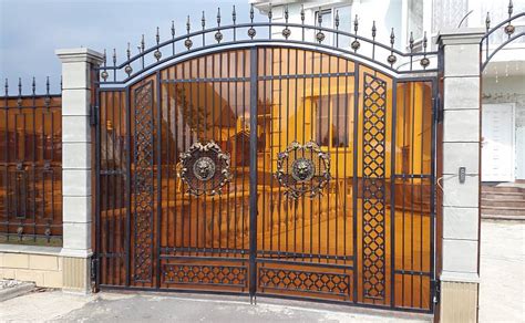 Красивые ворота для частного дома с забором и калиткой - 38 фото