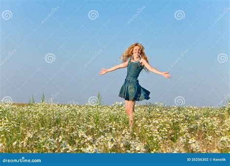 Portret Gelukkig Van Het Jonge Slanke Blonde Op Het Gebied Van Camomiles In Een Zonnige Dag