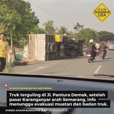 Truk Muatan Terguling Di Jl Pantura Demak Jalur Arah Semarang Lokasi