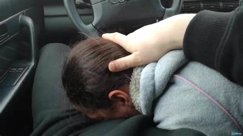 Amateur chica chupa pequeña polla en el coche xHamster