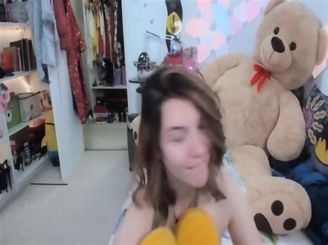 Sweet Nerd Brunette Show An Amazing Tease Live