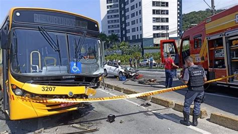 Professora fica gravemente ferida após colisão frontal entre carro e ônibus