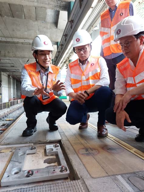 香港立會議員視察東鐵綫車站加裝自動月台閘門工程 社會 香港中通社