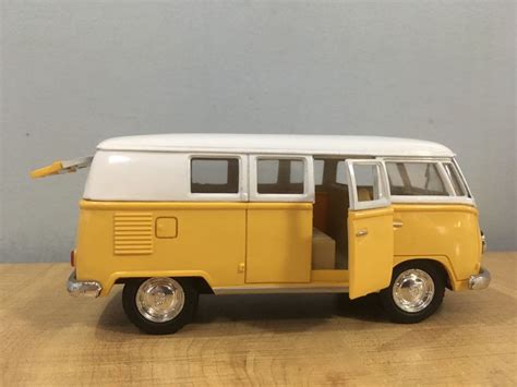 Kinsmart Diecast Vw Classical Bus 1962 Hobbies And Toys Toys And Games