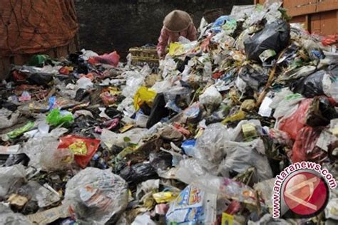 Volume Sampah Karawang Meningkat Selama Ramadhan Antara News Megapolitan