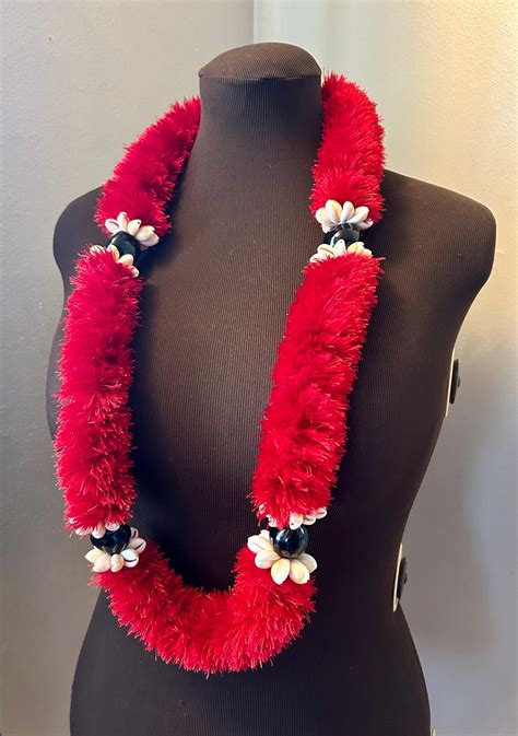 Made To Order One Color Eyelash Yarn Lei Segmented With Black Kukui