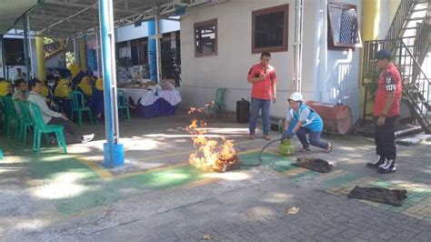 Damkar Simulasikan Pencegahan Kebakaran Di PLN Kotamobagu Komunika Sulut