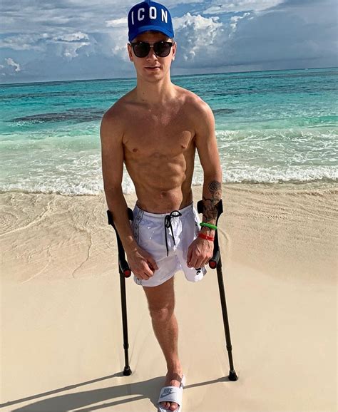 Male Amputees Hot Feet On Tumblr Leg Amputee Crutching