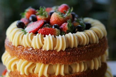 Bolo Naked Recheio De Brigadeiro De Leite Ninho E Morangos Dika Da Naka