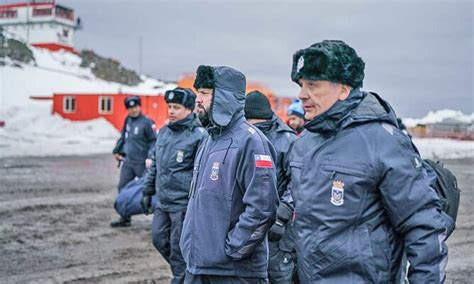 Boric dijo en la Antártica estar concientes en terreno de los efectos