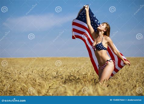 Mujer Atractiva En Bikini Con Una Bandera Americana Foto De Archivo