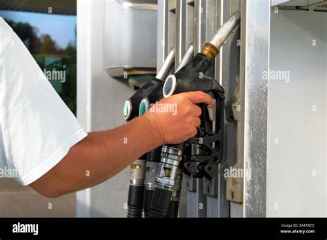 Ein Mann Tankt Eine Autotankstelle Auf Fotos Und Bildmaterial In