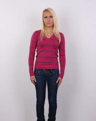 Heiße Blondine mit kleinen Titten posiert nackt Porno Bilder Sex Fotos