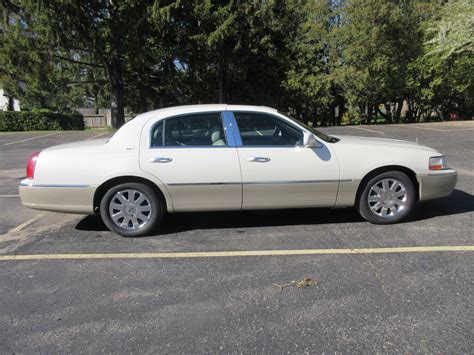 2005 Lincoln Town Car Signature Limited – Brians Auto Caledonia