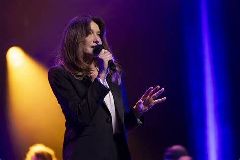 Photo Et s épanouit dans cette méthode Carla Bruni au concert du